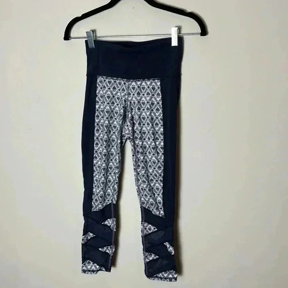 ATHLETA Mantra Mosaic Printed Crop Leggings Women XXS in Navy Blue and White - Picture 3 of 14